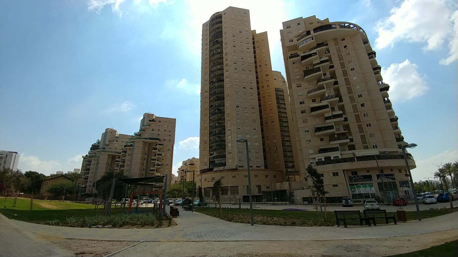 בעקבות מאבק תושבים, לא הוקמו עוד מגדלים והשטח של בנייני הרמב''ם הפך לשטח ציבורי (צילום: דני בלר)